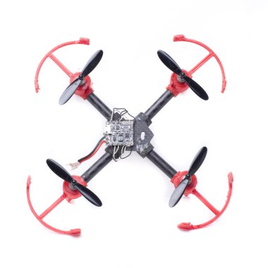Fırçalanmış motorları ve 3D yazıcıdan yapılmış çerçevesi olan DIY mini drone