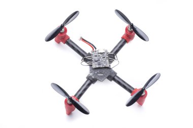 Fırçalanmış motorları ve 3D yazıcıdan yapılmış çerçevesi olan DIY mini drone