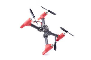 Fırçalanmış motorları ve 3D yazıcıdan yapılmış çerçevesi olan DIY mini drone