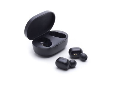 siyah kablosuz kulaklıklar, şarj etmek için bir kutu