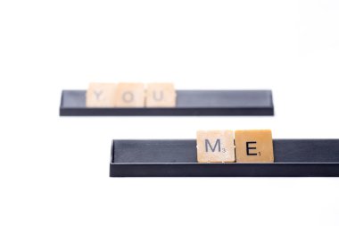 Sen ve ben harflerle yazıyoruz, arka plan bulanık.