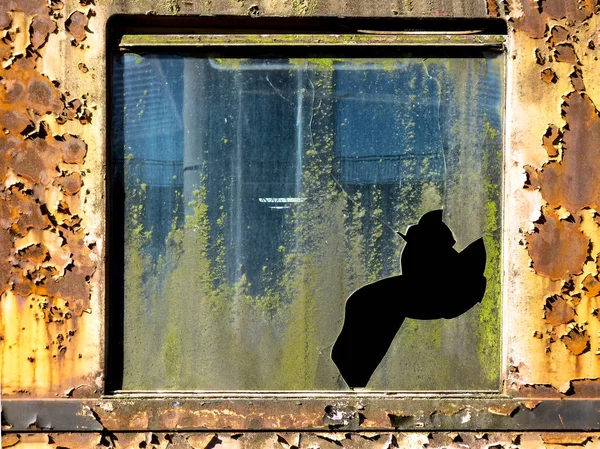 Broken window on an old wagon — Stock Photo, Image