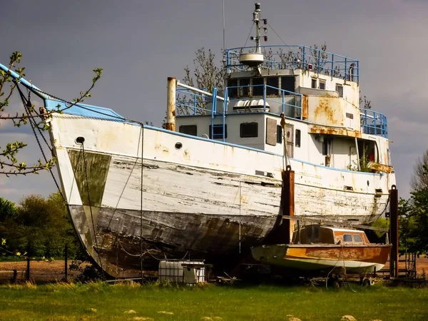 Shipwreck in a meadow — Stock Photo, Image