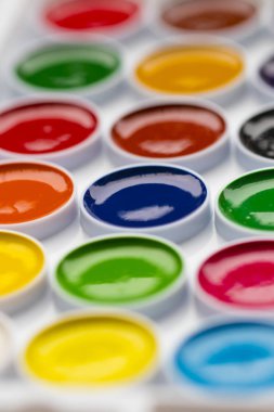 Beyaz bir arka plan karşı izole suluboya paleti