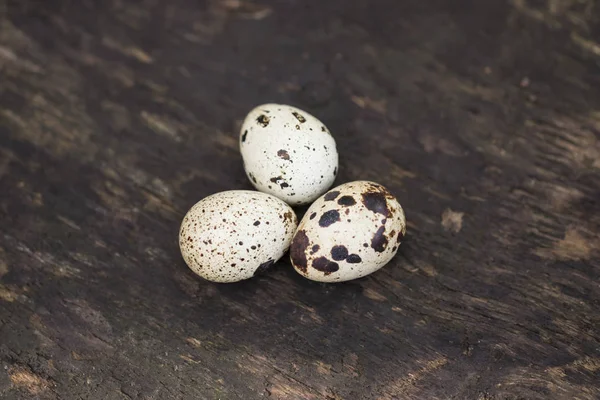 Quail eggs on a wooden texture as background — Stock Photo, Image