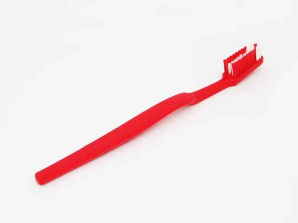 Выделенная красная зубная щетка — стоковое фото