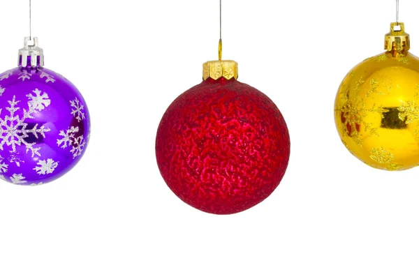 Las bolas de Año Nuevo o Navidad están suspendidas en la cuerda —  Fotos de Stock