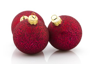 Beyaz arka plan üzerinde kırmızı Noel balsl