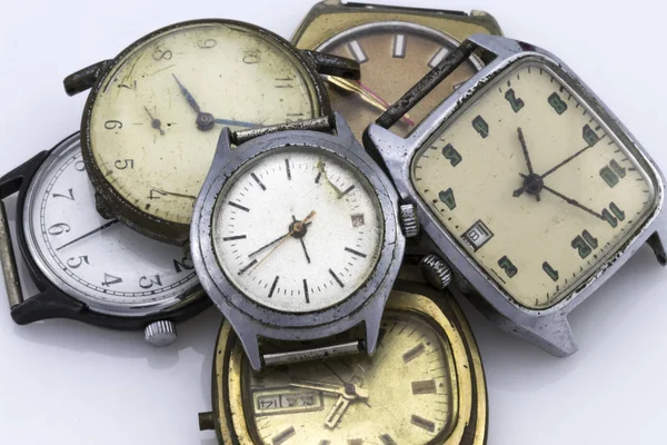 Vintage horloge, gebroken op wit. — Stockfoto