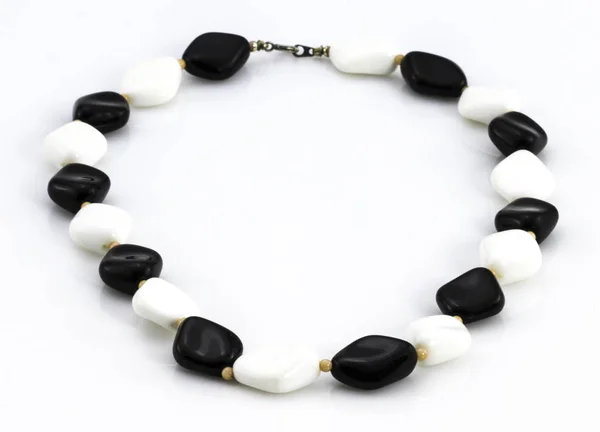 Dekoration aus Perlen schwarze und weiße Steine — Stockfoto