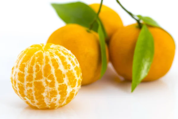 Ripe mandarines with leaves close-up on a white — Stock Photo, Image