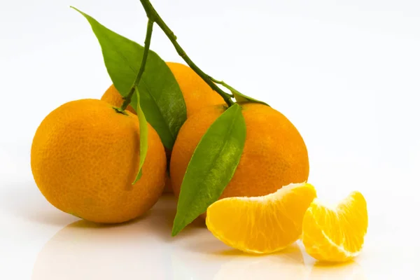 Rodajas de jugosa mandarina aisladas en blanco —  Fotos de Stock