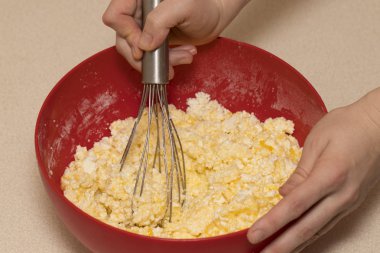 Meyilli veya pasta ya da kek ya da gözleme hamur karıştırma...