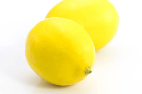 Limones aislados sobre fondo blanco — Foto de Stock