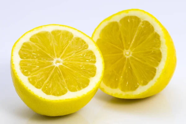 Gros plan de tranches de citron frais sur blanc — Photo