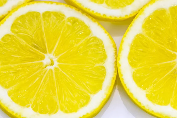 Gros plan de tranches de citron frais sur blanc — Photo