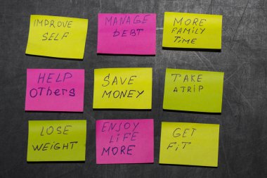 Yeni yıl gol veya kararları - bir kara tahta üzerinde yapışkan notlar