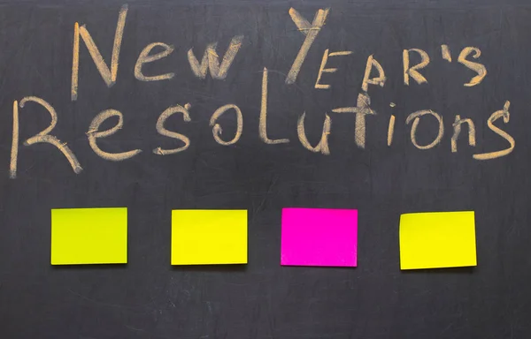 Nouveaux objectifs ou résolutions de l'année - notes collantes sur un tableau noir — Photo