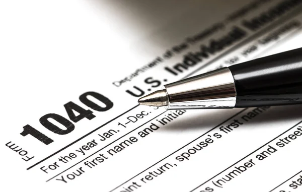 Налоговая форма US 1040 с ручкой — стоковое фото