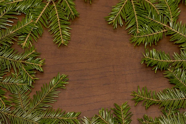 Karácsonyi zöld fenyő fenyő ágat a fából készült háttér — Stock Fotó