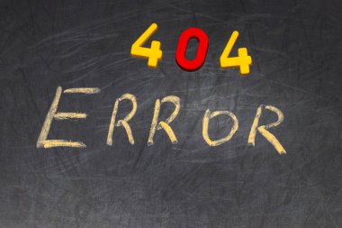 404 hatası - kara tahta üzerinde beyaz tebeşir ile el yazısıyla yazılmış mesaj