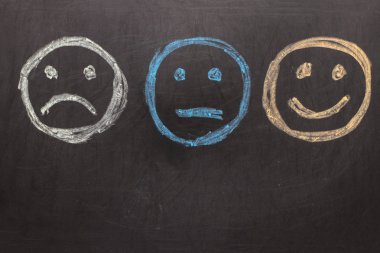 Mutsuz ve mutlu suratlar yazı tahtası üzerinde çizim