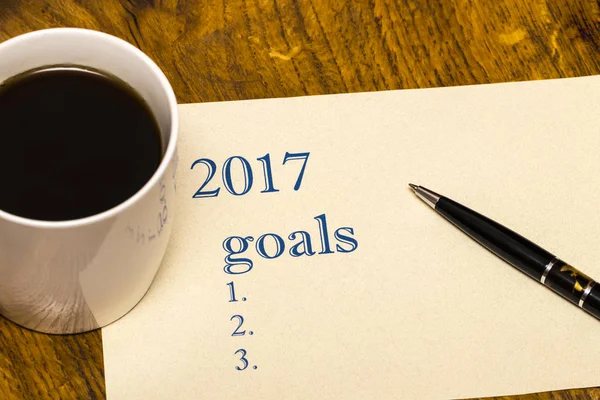 2017 lista av mål på papper, ett träbord med en kopp kaffe — Stockfoto