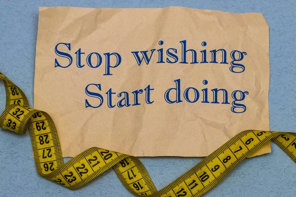 Schluss mit Wünschen, los damit! Motivationssatz auf einem Blatt Papier — Stockfoto