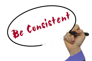 Kadın el yazma tutarlı ile şeffaf Pano üzerinde olması