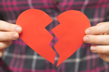 Yürekli kırık. Sevgililer günü kavramı. kırık hea tutan kadın