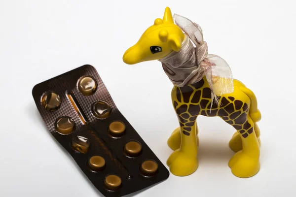 Zsiráf a, ragasztva a nyak közelében gyógyszerek — Stock Fotó
