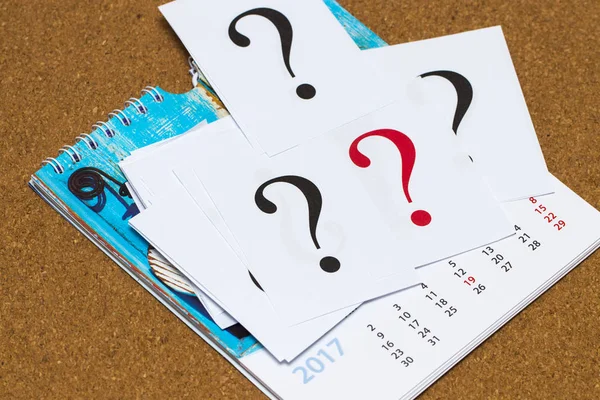 Nahaufnahme einer Menge Papier mit Fragezeichen. Kalender — Stockfoto