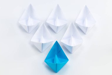 Liderlik kavramı mavi kağıt gemi beyaz arasında kullanma