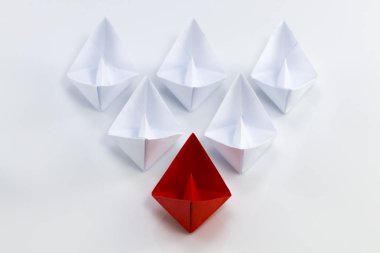 Beyaz arasında önde gelen kırmızı kağıt gemi ile liderlik kavramı