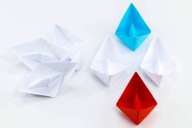 Beyaz arasında önde gelen kırmızı kağıt gemi ile liderlik kavramı