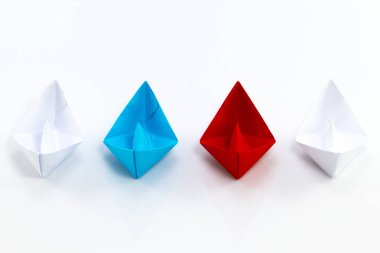 Beyaz arasında önde gelen kırmızı kağıt gemi ile liderlik kavramı