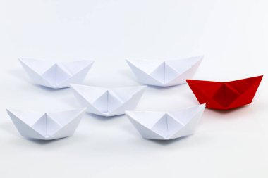 Beyaz arasında önde gelen kırmızı kağıt gemi ile liderlik kavramı