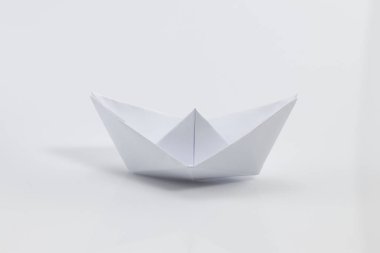 origami gemiyi beyaz zemin üzerine izole kapatmak