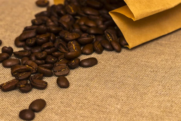 Bolsa de papel con café de grano en lino vintage —  Fotos de Stock