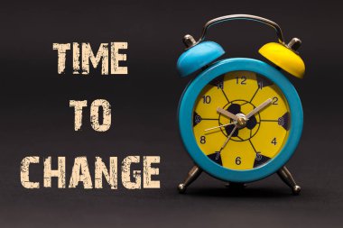 Kavramı, siyah üzerine yazılı ifade değiştirmek için zaman ile çalar saat 