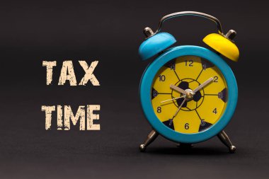 Kavramı, siyah backgr üzerinde yazılı vergi zaman ifade ile çalar saat