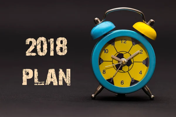 Plan 2018 écrit avec réveil sur fond papier noir — Photo