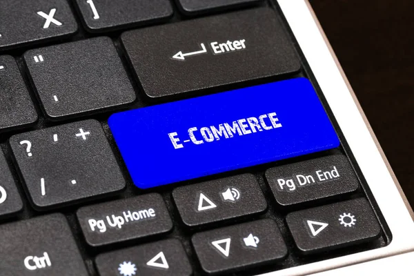 Koncepcja biznesowa - niebieski przycisk E-Commerce na Slim — Zdjęcie stockowe