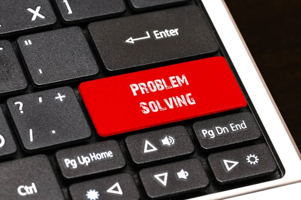 En el teclado del ordenador portátil el botón rojo escrito Resolución de problemas —  Fotos de Stock