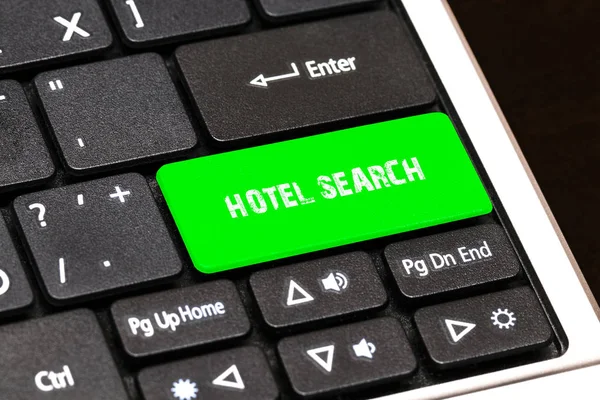 Στο πληκτρολόγιο laptop το πράσινο κουμπί που γράφει αναζήτηση ξενοδοχείου — Φωτογραφία Αρχείου