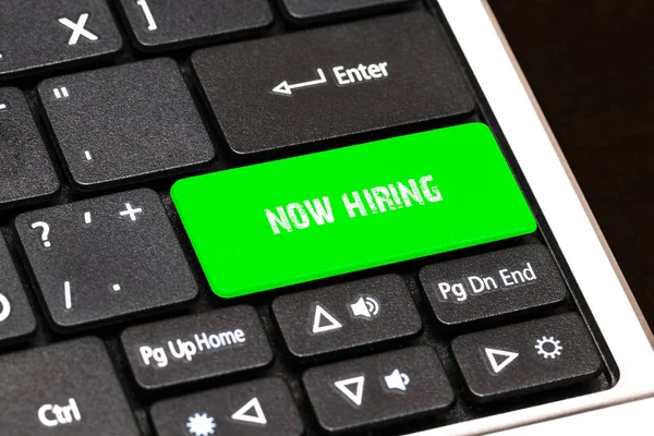 Sulla tastiera del computer portatile il pulsante verde scritto ORA HIRING — Foto Stock