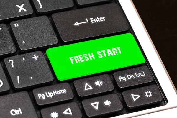 Sulla tastiera del computer portatile il pulsante verde ha scritto FRESH START — Foto Stock