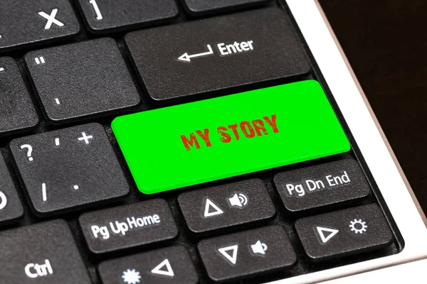 En el teclado del portátil el botón verde escribió MI HISTORIA —  Fotos de Stock