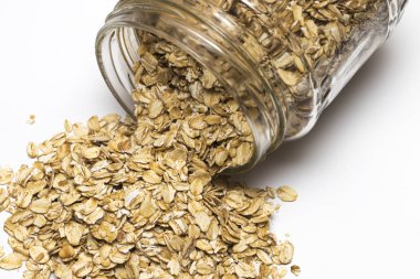 Beyaz arka plan üzerinde izole haddelenmiş yulaf ile Cam Kavanoz