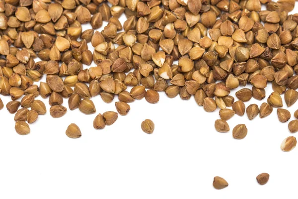 Montón de semillas de trigo sarraceno aisladas sobre el fondo blanco — Foto de Stock